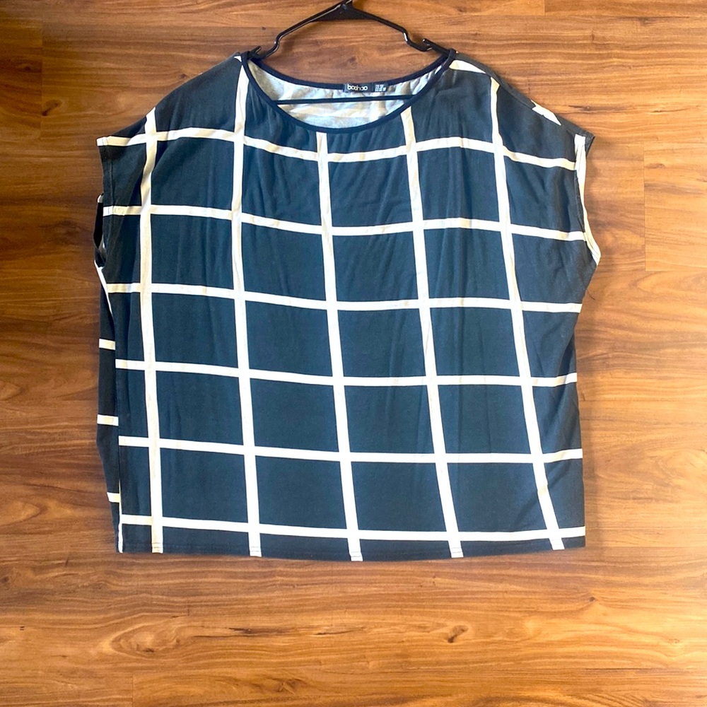 BooHoo Women Black and White squared Tee